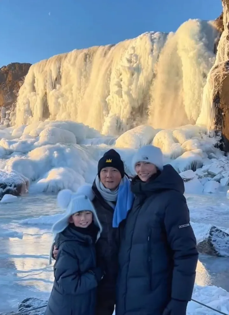吴彦祖携妻女冰岛旅游 跟男神一起共赴冷酷仙境 感受蓝冰盛宴! 吴彦祖携妻女冰岛旅游 跟男神一起共赴冷酷仙境 感受蓝冰盛宴!