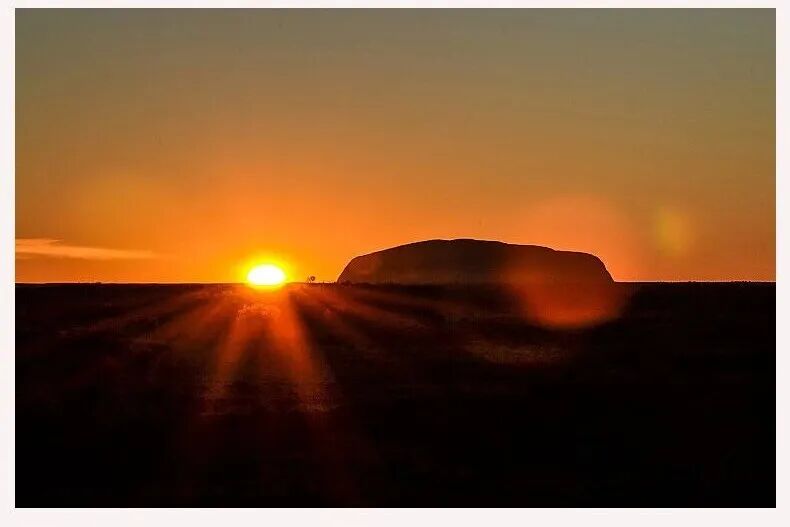 乌鲁鲁是哪里？星空讲解员手持激光笔对着浩瀚宇宙讲星星？
