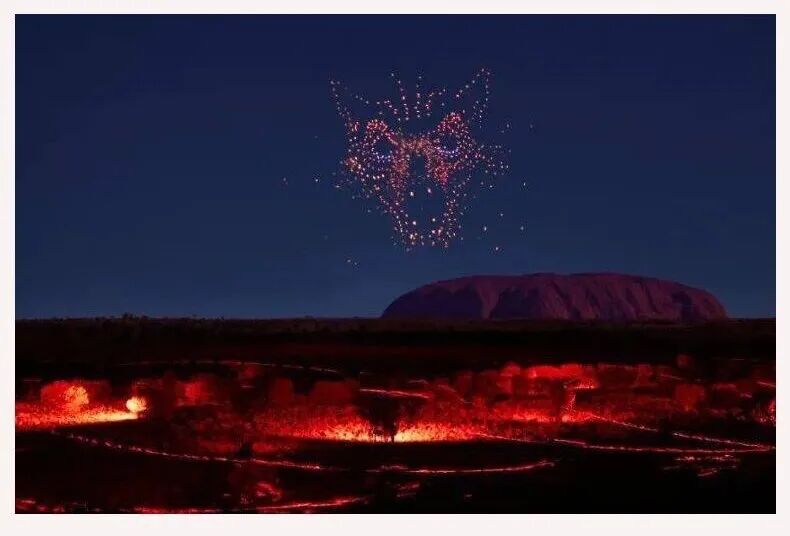 乌鲁鲁是哪里？星空讲解员手持激光笔对着浩瀚宇宙讲星星？