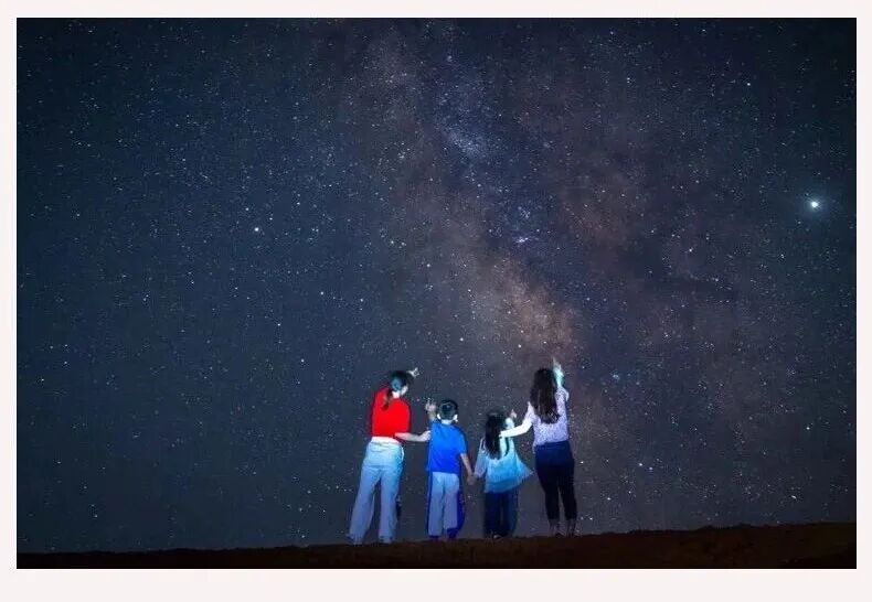 乌鲁鲁是哪里？星空讲解员手持激光笔对着浩瀚宇宙讲星星？